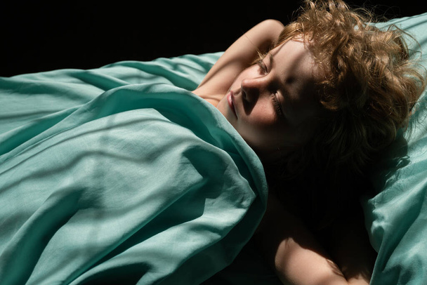 Kids sleeps, cute boy child sleeping in bed - Valokuva, kuva