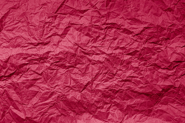 Natürliche abstrakte strukturierte Hintergrund von zerknittertem Papier von viva magenta Farbe des Jahres 2023. - Foto, Bild