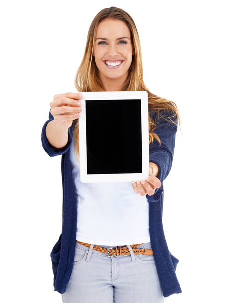 Frauenporträt, Tablet-Attrappe und Präsentation isoliert auf weißem Hintergrund, Bildschirmfläche oder Website-Marketing. Glückliche Person oder digitaler Anwender mit Technologie, Software oder Online-App-Design im Studio. - Foto, Bild