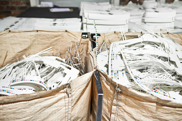 Ανακύκλωση σε κάθε βήμα της διαδικασίας εκτύπωσης. το εσωτερικό ενός εργοστασίου συσκευασίας και διανομής - Φωτογραφία, εικόνα