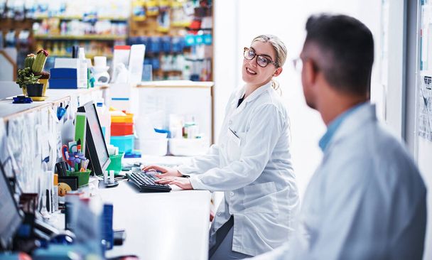 They work well alongside each other. two pharmacists working in a pharmacy - Foto, Imagem