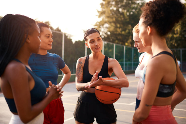Dispara e marca quando receberes a bola. um grupo diversificado de amigos se preparando para jogar um jogo de basquete juntos durante o dia - Foto, Imagem