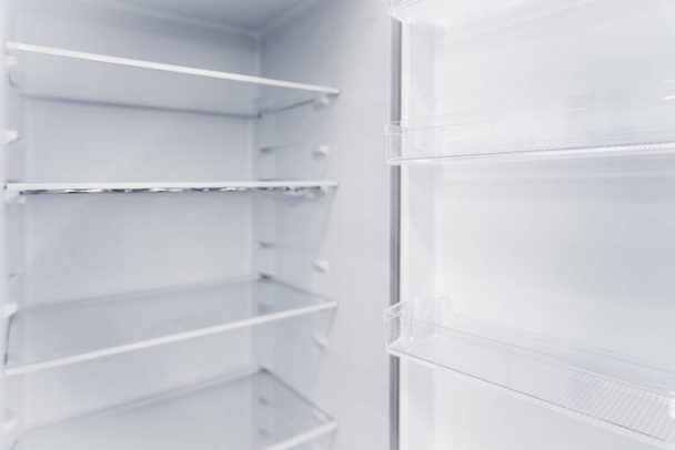 Réfrigérateur vertical blanc vide neuf avec étagères. - Photo, image