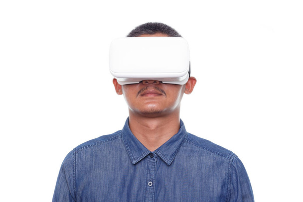 Άντρας με γυαλιά εικονικής πραγματικότητας απομονωμένος σε λευκό φόντο - Φωτογραφία, εικόνα