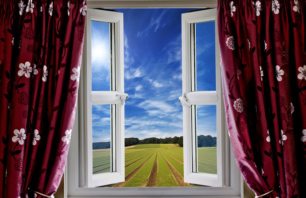 Vista finestra su seminativi e cieli azzurri
 - Foto, immagini