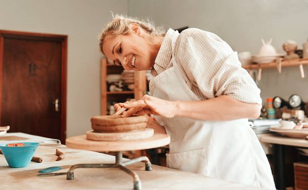 Vždycky mě přitahovala ručně vyráběná keramika. žena řemeslnice pracující v její keramické dílně - Fotografie, Obrázek
