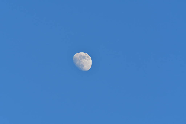 Luna di giorno blu cielo sfondo modello. Foto di alta qualità - Foto, immagini