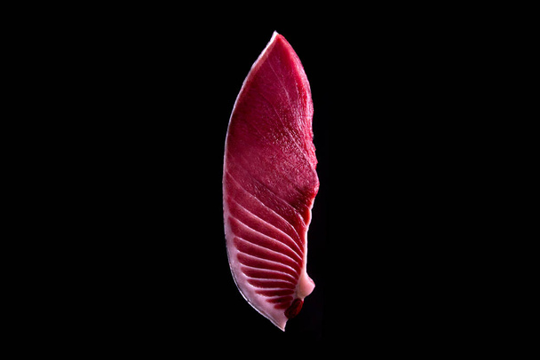 Premium kwaliteit verse rode toro tonijn plak op een donkere achtergrond - Foto, afbeelding