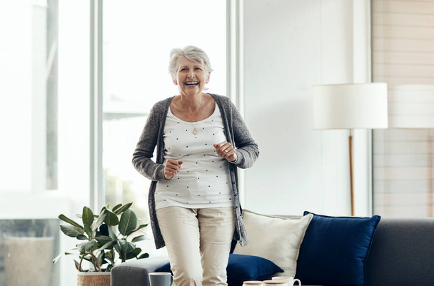 A tua idade não passa de um número. uma mulher idosa dançando em casa - Foto, Imagem