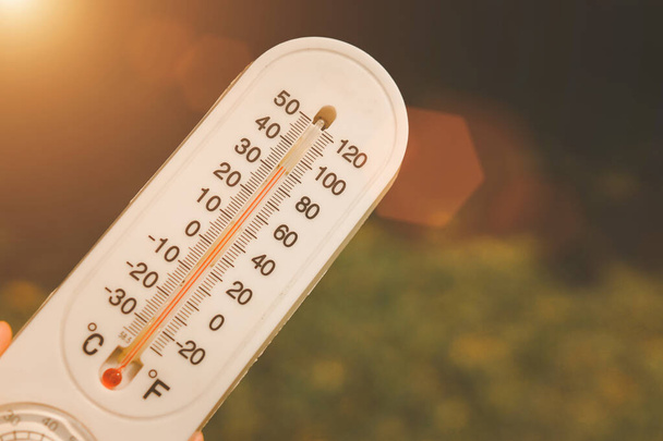 Calor, el termómetro muestra que la temperatura es caliente en el cielo, verano
 - Foto, Imagen