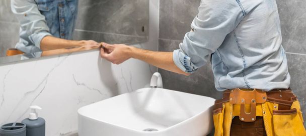 muži opravují umyvadlo v koupelně. - Fotografie, Obrázek