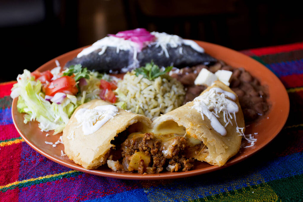 Mexický kombinovaný talíř s plněné kukuřice Empanadas - Fotografie, Obrázek