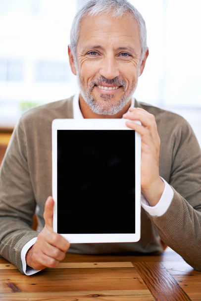 Tu página web se vería genial aquí. Un retrato recortado de un hombre de negocios feliz mostrando una tableta con una pantalla en blanco - Foto, Imagen