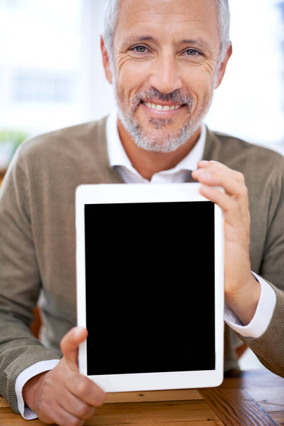 Imagina tu página web aquí. Un retrato recortado de un hombre de negocios feliz mostrando una tableta con una pantalla en blanco - Foto, Imagen