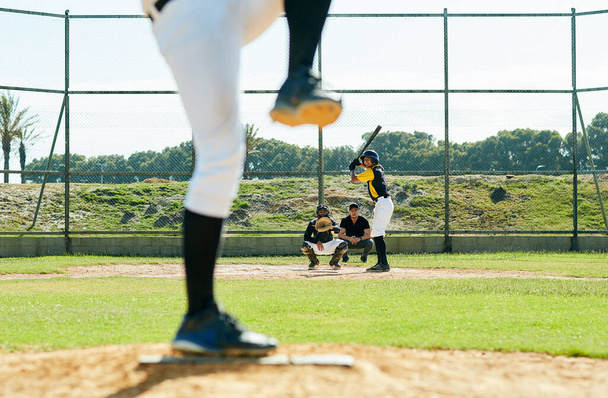 Está listo para el baile. un joven jugador de béisbol bateando una pelota durante un partido en el campo - Foto, Imagen
