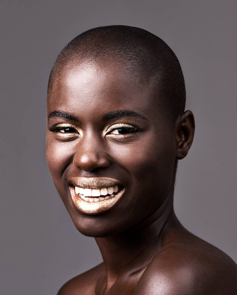 Její úsměv byl tím nejlepším make-upem, jaký nosila. Portrét krásné africké ženy šťastně se usmívající ve studiu - Fotografie, Obrázek