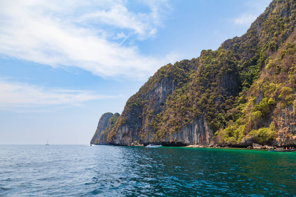 wyspa phi phi leh i łódź w tajlandzkim morzu. podróż podczas wakacji do gorących krajów Azji. - Zdjęcie, obraz