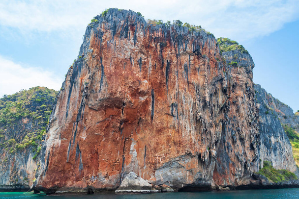 Κόκκινος βράχος στο νησί Phi phi leh στο Κράμπι της Ταϊλάνδης - Φωτογραφία, εικόνα