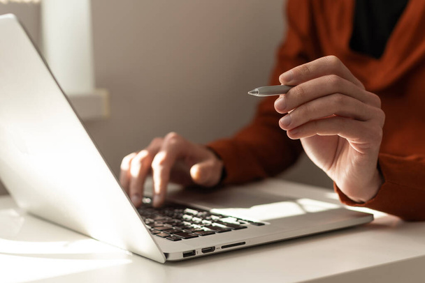 Biznesmen trzymający długopis pracujący na laptopie, pracujący koncepcja online, e business concept. - Zdjęcie, obraz
