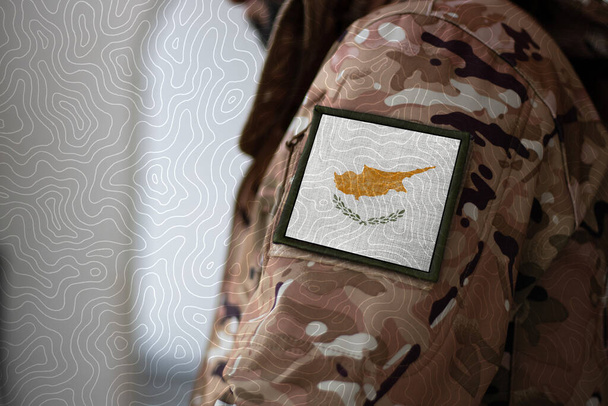 Кипрский солдат. Солдат с флагом Кипра, флаг Кипра на военной форме. Камуфляжная одежда - Фото, изображение