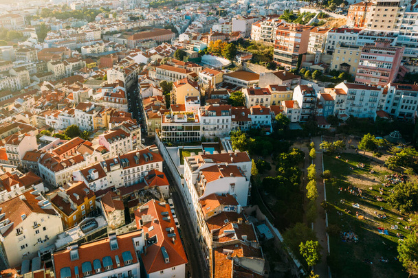Drohnenaufnahme von Imkern an zwei Aussichtspunkten über Lissabon, Portugal bei Sonnenuntergang - Foto, Bild