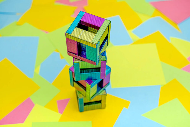 criatividade para fazer grampos na forma de uma caixa com um fundo de papel multicolorido notas pegajosas - Foto, Imagem