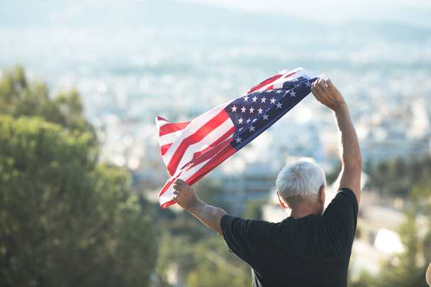 homem americano sênior e uma bandeira americana - Foto, Imagem