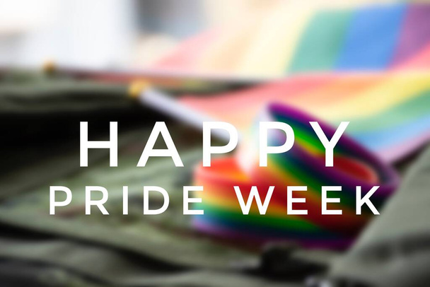 Happy Pride Week avec fond d'arc-en-ciel flou, concept pour les célébrations de la communauté LGBT dans le mois de la fierté, Juin, partout dans le monde. - Photo, image