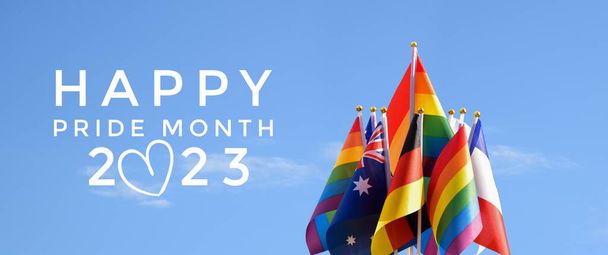 'Feliz Mes del Orgullo 2023' en banderas de arco iris borrosas y banderas nacionales contries fondo, concepto para las celebraciones de personas LGBT en el mes de orgullo, junio, en todo el mundo. - Foto, imagen