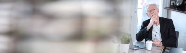 Portrait d'homme d'affaires sénior réfléchi avec la main sur le menton ; bannière panoramique - Photo, image