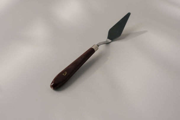 tészta spatula paletta kés főző edények sütemények az asztalon fehér háttér közelkép - Fotó, kép