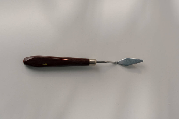 espátula de pastelería paleta cuchillo utensilios de cocina para pasteles en la mesa sobre fondo blanco de cerca - Foto, imagen