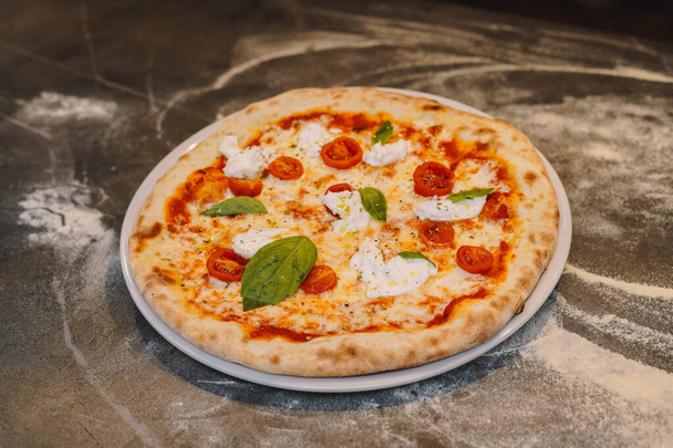 La vraie pizza napolitaine au levain et aux ingrédients frais et naturels - Photo, image