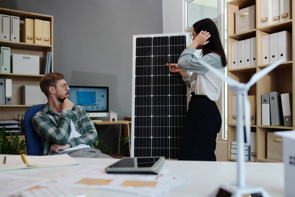 Manažer diskutuje výhody nového solárního panelu s projektovým inženýrem - Fotografie, Obrázek