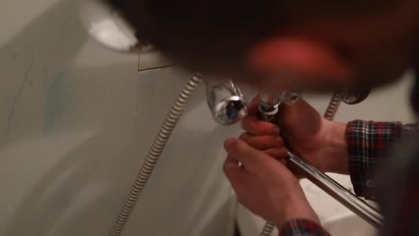 Vízvezeték-szerelő kezében víz rögzítő csap csavarkulcs - Felvétel, videó