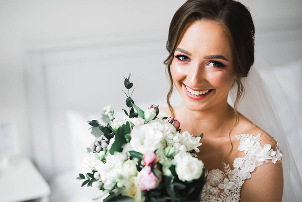 Luxury wedding bride, girl posing and smiling with bouquet. - Φωτογραφία, εικόνα