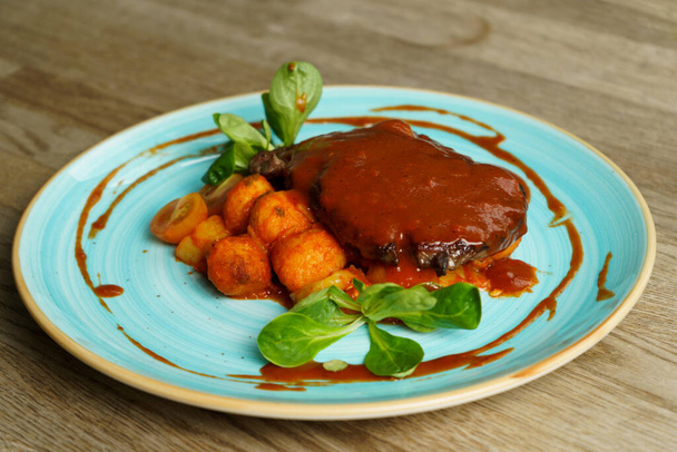 Roasted beef, Rib Eye with sauce, potato and vegetables - Zdjęcie, obraz