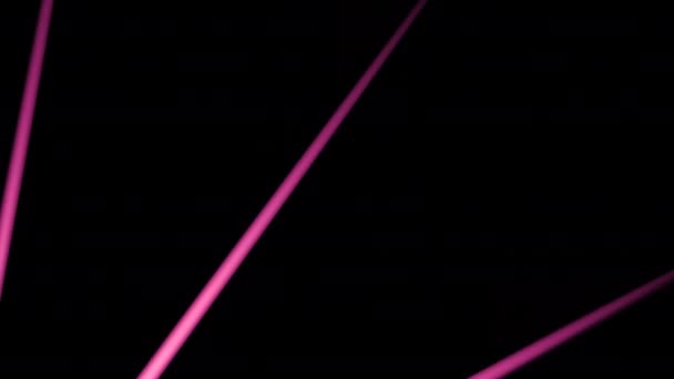 Schwarzer Hintergrund mit lila und rosa Schnittlinien. Design. Helle Linien wie Speere, die in der Abstraktion den schwarzen Raum durchschneiden. Hochwertiges 4k Filmmaterial - Filmmaterial, Video