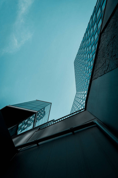 άποψη χαμηλής γωνίας των κτιρίων κατά του γαλάζιου ουρανού - Φωτογραφία, εικόνα