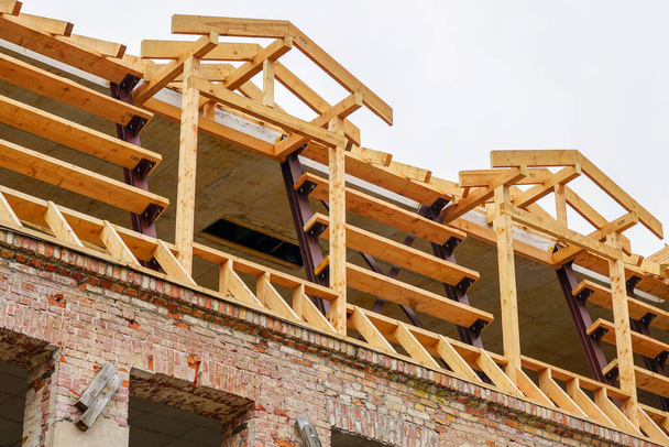 Çelik ve ahşap kirişlerle tarihi bir binanın çatı yapısının yeniden inşası. Rafterler, kiriş sistemi ve sırt kirişleri değiştirme - Fotoğraf, Görsel