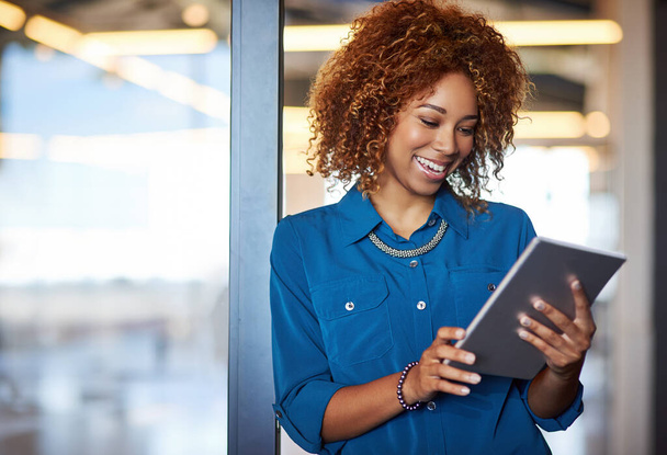 ビジネス、幸せな黒の女性タブレットや企業のオフィスの戸口に立っている。テクノロジー、デジタルネットワーク、ソーシャルメディア、アフリカの女性労働者が職場で電子メールを読む. - 写真・画像