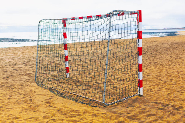 ビーチでのゴールポスト。砂の上のサッカー場 - 写真・画像
