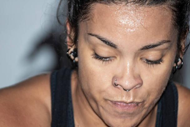 Empowered Latina Fitness Enthousiast verplettert Gym Goals met vastberadenheid - Foto, afbeelding
