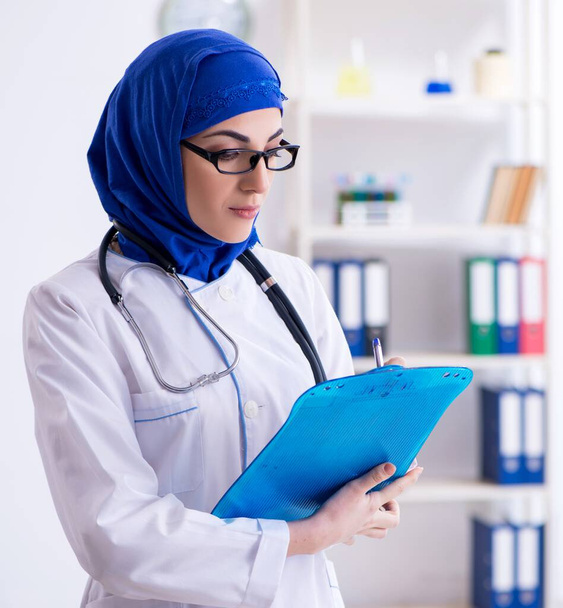 Klinikalla työskentelevä arabinainen lääkäri - Valokuva, kuva
