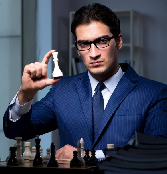 El hombre de negocios jugando al ajedrez en concepto de estrategia - Foto, Imagen