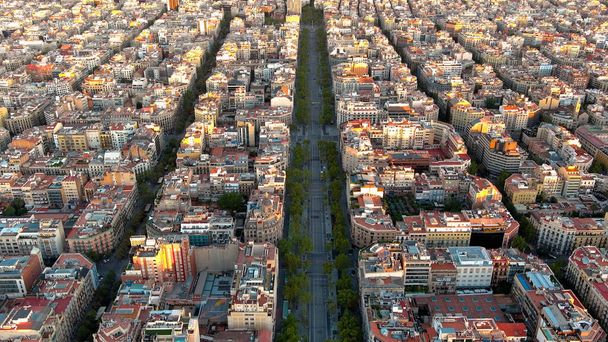 Вид с воздуха на горизонт Барселоны, Пасео де Грасиа и жилой район Эшампле на восходе солнца. Каталония, Испания - Фото, изображение