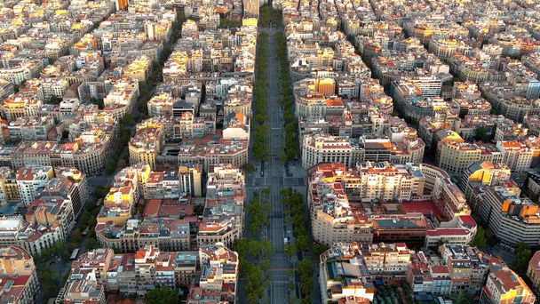 Vista aérea del perfil urbano de Barcelona, el Paseo de Gracia y el barrio residencial del Eixample al amanecer. Cataluña, España - Foto, Imagen