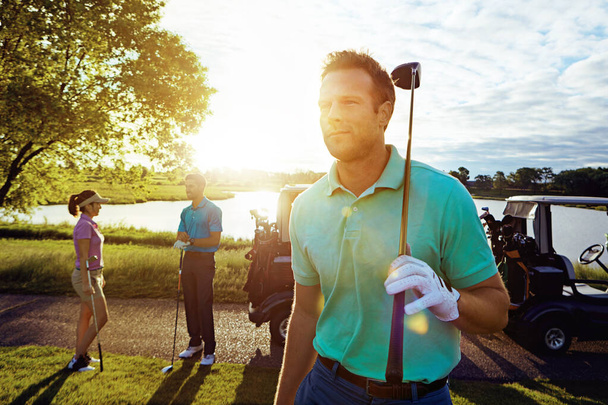 Je to báječný den, být venku na golfové dráze. muž hrající golf se svými přáteli - Fotografie, Obrázek