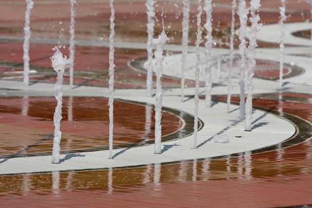 Vízfolyások-ból víz áttör szökőkút nyilvános parkban - Fotó, kép