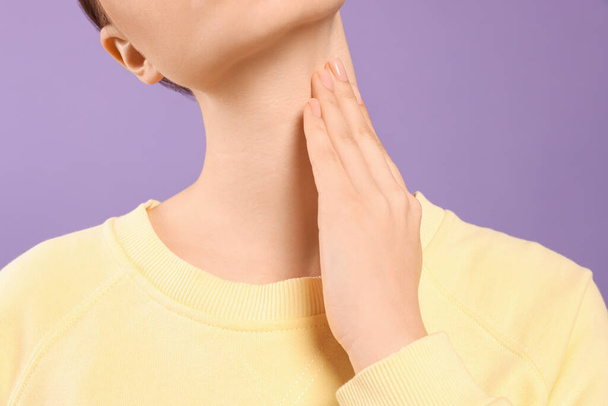 Woman with sore throat on violet background, closeup - Fotoğraf, Görsel